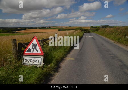 Panneau d'avertissement indiquant les travaux routiers à 200 mètres sur une route de campagne britannique. Banque D'Images