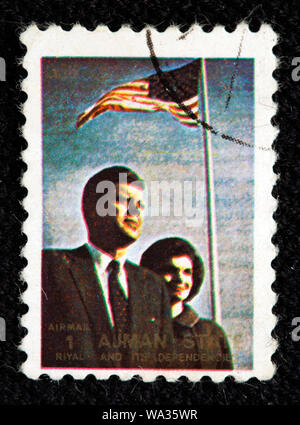 John F. Kennedy (1917-1963), JFK et son épouse Jacqueline, timbre-poste, Ajman, 1973 Banque D'Images