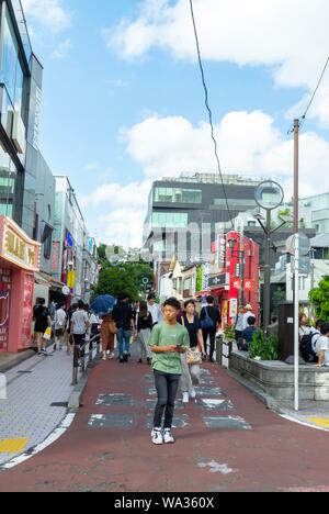 Un homme qui marche dans la rue, Harajuku, Tokyo, Japon Banque D'Images