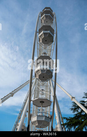 Genève, Suisse - Juillet, 08, 2019 : la grande roue avec le drapeau suisse sur son centre près de la Lac de Genève. Banque D'Images