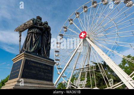 Genève, Suisse - Juillet, 08, 2019 : la grande roue avec le drapeau suisse sur son centre près de la Lac de Genève. Banque D'Images