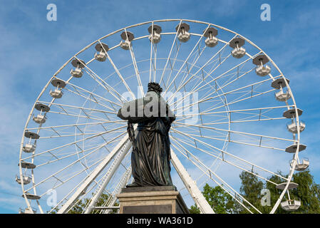 Genève, Suisse - Juillet, 08, 2019 : la grande roue avec le drapeau suisse sur son centre près de la Lac de Genève. Banque D'Images