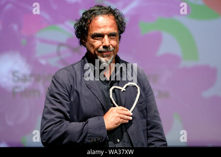 Sarajevo. Août 16, 2019. Réalisateur mexicain Alejandro Gonzalez Inarritu pose avec le Cœur de Sarajevo honoraire prix pendant le Festival du Film de Sarajevo à Sarajevo, Bosnie-Herzégovine (BiH) le 16 août 2019. Le 25e Festival du Film de Sarajevo (MFS) a lancé vendredi dans la capitale de la Bosnie-Herzégovine, la présentation d'artistes avec les Coeur de Sarajevo, le prix le plus haut prix à l'événement. Credit : Nedim Grabovica/Xinhua Banque D'Images