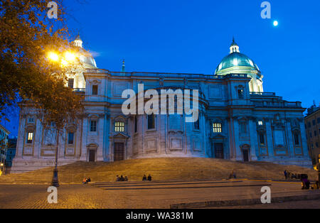 Retour carré de Basilique Papale di Santa Maria Maggiore against blue sky. Des coupoles de l'église dans la vieille ville de Rome, Italie. Automne chaud même Banque D'Images