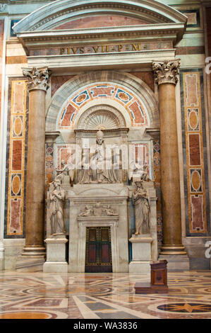 Vatican, Italie - le 29 octobre 2017 : voir de l'intérieur de la Basilique Papale di San Pietro. Tombe monumentale du pape Pie VII, colorées en marbre, haute c Banque D'Images