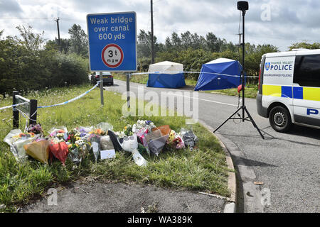 Tributs floraux sur les lieux dans la région de Ufton Lane, où Thames Valley Police officer Pc Andrew Harper, 28 ans, est décédé des suites d'un "incident grave" à environ 23 h 30 le jeudi à proximité de l'A4 Bath Road, entre lecture et Newbury, au village de Sulhamstead dans le Berkshire. Banque D'Images