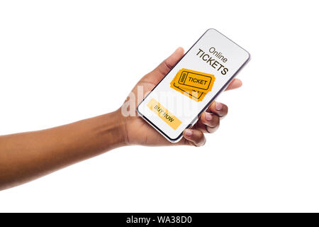 Main de femme Afro Holding Phone en utilisant l'achat de billets App Banque D'Images