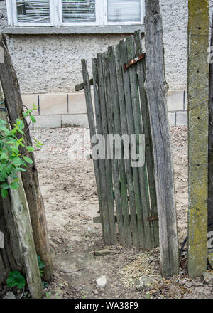 Vieille porte en bois rustique dans l'arrière-cour, casse de porte, porte ouverte ou fermée dans le jardin, le bois de la porte cassée, un paysage rural Banque D'Images