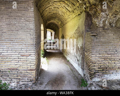 Couloirs de l'ancienne cité romaine de bâtiments les fouilles archéologiques de Ostia Antica, d'arches et de plafonds avec stucs et décor bien conservé Banque D'Images