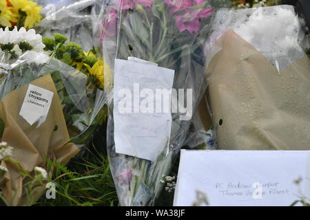 Un des messages sur tributs floraux sur les lieux, où Thames Valley Police officer Pc Andrew Harper, 28 ans, est décédé des suites d'un "incident grave" à environ 23 h 30 le jeudi à proximité de l'A4 Bath Road, entre lecture et Newbury, au village de Sulhamstead dans le Berkshire. Banque D'Images