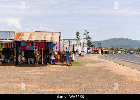 Des cabanes de curiosités qui vend des souvenirs et cadeaux de l'A104 dans la vallée du Rift, au Kenya Banque D'Images