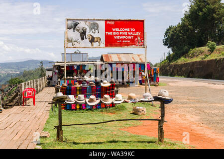 Des cabanes de curiosités qui vend des souvenirs et cadeaux de l'A104 dans la vallée du Rift, au Kenya Banque D'Images