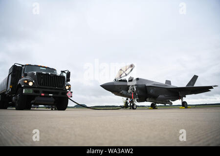 Les aviateurs de l'US Air Force affectée à la 33e Escadre de chasse de carburant Un F-35A Lightning II, au cours de l'exercice de la foudre du Nord à Volk Field, Wisconsin, 14 août 2019. La foudre du nord regroupe 20 unités différentes pour plan de formation de la force totale de la prochaine génération de la supériorité aérienne. (U.S. Air Force photo par un membre de la 1re classe Heather Léveillé) Banque D'Images