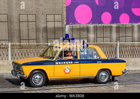 RIGA, Lettonie. Août 17, 2019. Vieille voiture Militsiya, lors de Riga Retro 2019 - événement dédié à la 30e anniversaire de la Voie balte. Défilé de véhicules rétro de plus de 100 voitures/Ivuskans Crédit : Gints Alamy Live News Banque D'Images