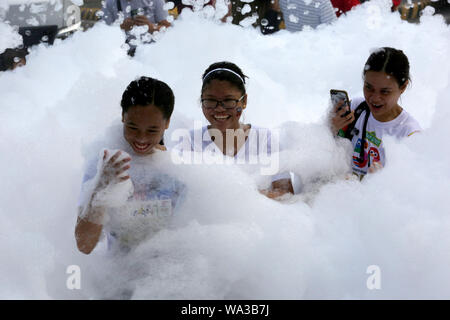 Pasay City, Philippines. Août 17, 2019. Déplacer les coureurs à travers la mousse pendant l'exécution de la Rue Sésame à Pasay City, Philippines, le 17 août, 2019. Credit : Rouelle Umali/Xinhua/Alamy Live News Banque D'Images