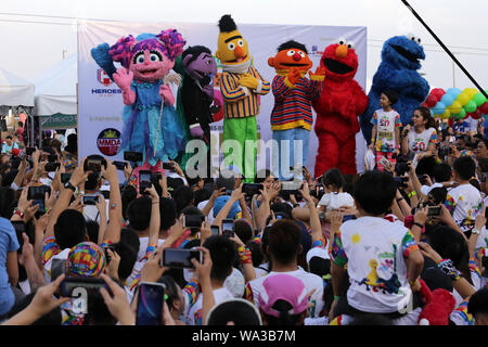 Pasay City, Philippines. Août 17, 2019. Personnages de la Rue Sésame porteur saluer avant le début de la Rue Sésame courir à Pasay City, Philippines, le 17 août, 2019. Credit : Rouelle Umali/Xinhua/Alamy Live News Banque D'Images