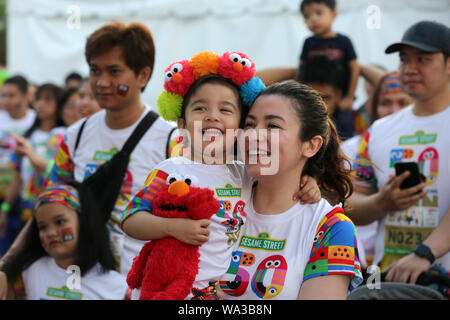 Pasay City, Philippines. Août 17, 2019. Une mère et son enfant sont vus au cours de l'exécution de la Rue Sésame à Pasay City, Philippines, le 17 août, 2019. Credit : Rouelle Umali/Xinhua/Alamy Live News Banque D'Images