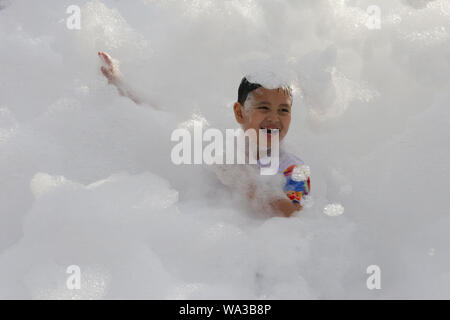 Pasay City, Philippines. Août 17, 2019. Un garçon joue avec de la mousse pendant l'exécution de la Rue Sésame à Pasay City, Philippines, le 17 août, 2019. Credit : Rouelle Umali/Xinhua/Alamy Live News Banque D'Images