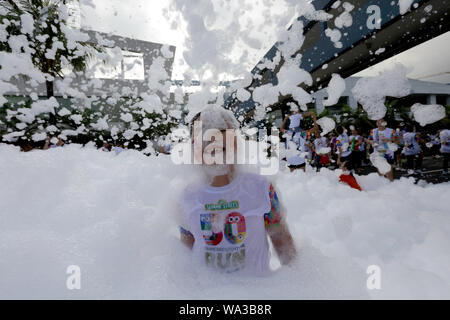 Pasay City, Philippines. Août 17, 2019. Un garçon joue avec de la mousse pendant l'exécution de la Rue Sésame à Pasay City, Philippines, le 17 août, 2019. Credit : Rouelle Umali/Xinhua/Alamy Live News Banque D'Images