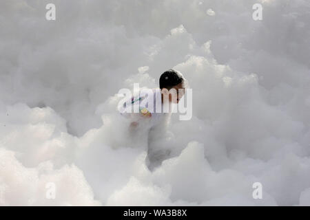 Pasay City, Philippines. Août 17, 2019. Un garçon joue avec de la mousse pendant l'exécution de la Rue Sésame à Pasay City, Philippines, le 17 août, 2019. Credit : Rouelle Umali/Xinhua/Alamy Live News Banque D'Images