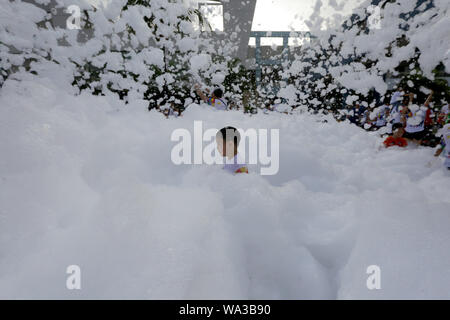 Pasay City, Philippines. Août 17, 2019. Un garçon joue avec de la mousse pendant l'exécution de la Rue Sésame à Pasay City, Philippines, le 17 août, 2019. Credit : Rouelle Umali/Xinhua/Alamy Live News Banque D'Images