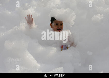 Pasay City, Philippines. Août 17, 2019. Un garçon joue avec de la mousse pendant l'exécution de la Rue Sésame à Pasay City, Philippines, le 17 août, 2019. Credit : Rouelle Umali/Xinhua/Alamy Live News Banque D'Images