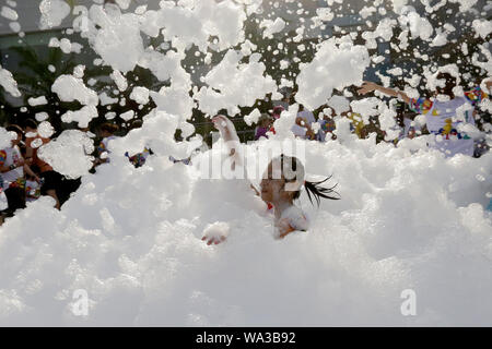 Pasay City, Philippines. Août 17, 2019. Une fille joue avec de la mousse pendant l'exécution de la Rue Sésame à Pasay City, Philippines, le 17 août, 2019. Credit : Rouelle Umali/Xinhua/Alamy Live News Banque D'Images