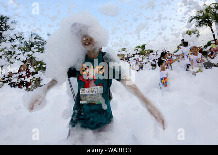 Pasay City, Philippines. Août 17, 2019. Un garçon joue avec de la mousse pendant l'exécution de la Rue Sésame à Pasay City, Philippines, le 17 août, 2019. Credit : Rouelle Umali/Xinhua/Alamy Live News Banque D'Images