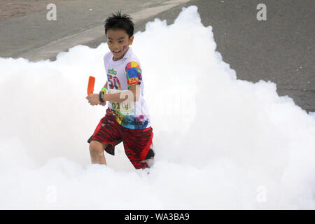 Pasay City, Philippines. Août 17, 2019. Un garçon joue avec de la mousse pendant l'exécution de la Rue Sésame à Pasay City, Philippines, le 17 août, 2019. Credit : Rouelle Umali/Xinhua/Alamy Live News Banque D'Images