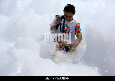 Pasay City, Philippines. Août 17, 2019. Déplacer les coureurs à travers la mousse pendant l'exécution de la Rue Sésame à Pasay City, Philippines, le 17 août, 2019. Credit : Rouelle Umali/Xinhua/Alamy Live News Banque D'Images