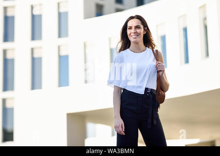 Confident businesswoman standing à l'extérieur d'un immeuble de bureaux. Banque D'Images