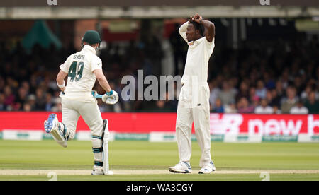 L'Angleterre Jofra Archer (à droite) réagit comme l'Australie, Steve Smith s'exécute pendant quatre jours les cendres test match à Lord's, Londres. Banque D'Images