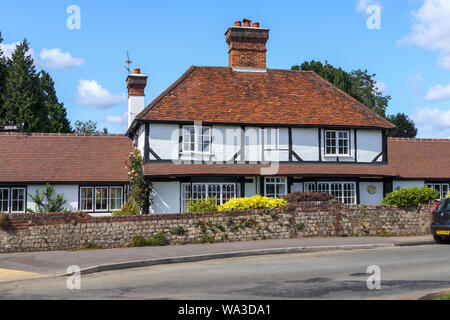 Vue en bordure d'une grande maison à colombages indépendante blanc 'Hatchers' par le livre vert de Pirbright (village près de Woking, Guildford borough, le sud-est de l'Angleterre Banque D'Images