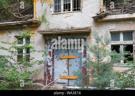 Porte fermée à l'ancienne caserne militaire historique, construit pour l'armée allemande, abandonnés par l'armée russe en 1994 en Allemagne Banque D'Images