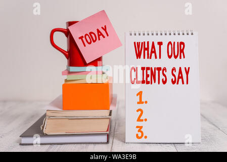 L'écriture de texte Word Ce qu'en disent nos clients. Photo d'entreprise présentant des témoignages ou des commentaires aclient sur le produit Cup sticky note note p empilés Banque D'Images