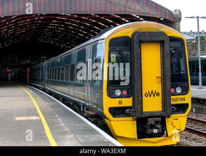 British Rail class 158 Sprinter Express à unités multiples diesel à la station de train La gare de Penzance, plate-forme, Penzance, Cornwall, England, UK Banque D'Images