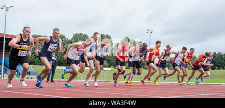 BIRMINGHAM - ANGLETERRE 10 AOÛT 2019 : Début de M30 - M60 le 3000m steeple le deuxième jour de la British Master Championships, Alexander Stadium, Birmi Banque D'Images