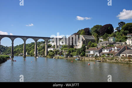 Calstock et viaduc ferroviaire sur les rives de la Rivière Tamar, Cornish côté. Un village populaire avec de fortes activités artistiques Banque D'Images