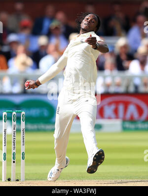 L'Angleterre Jofra Archer bols pendant quatre jours des cendres test match à Lord's, Londres. Banque D'Images