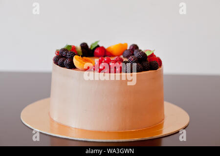 Gâteau de chocolat aux fruits rouges sur la table darl Banque D'Images