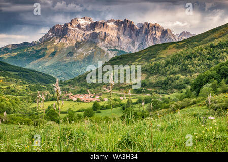 Macizo Occidental (El Cornion), vue sur village de Santa Marina de Valdeon, Picos de Europa, Castilla y Leon, Espagne Banque D'Images