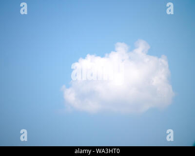 Puffy parfait nuage blanc sur bleu ciel d'été. Banque D'Images