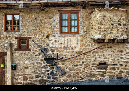 Vieux outils agricoles au mur de la chambre dans le village de Mogrovejo à Vallée de Liebana, Macizo Central (Macizo Los Urrieles) à Picos de Europa, Cantabria, ESPAGNE Banque D'Images