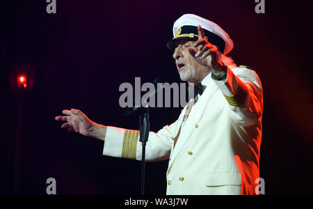 Düsseldorf, Allemagne. Août 15, 2019. À la presse premiere du nouveau programme de Roncalli's Apollo Variete 'Hamburg - auf der Reperbahn Nachts um halb eins' d'invité surprise de la soirée fut Karl Dall. L'artiste dans l'uniforme de capitaine ravi le public avec the evergreens "Auf der Reeperbahn nachts um halb eins' et 'La Paloma'. Le nouveau programme s'étend jusqu'au 20 octobre 2019. Credit : Horst Ossinger/dpa/Alamy Live News Banque D'Images