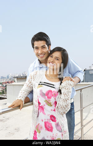 Jeune couple debout dans un balcon Banque D'Images