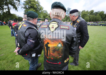 Les membres de la Royal British Legion Riders Branch, recueillir de l'avant d'un tambour chef service dans Wallace Park à Lisburn, lors d'un événement de l'Association des anciens combattants de l'Irlande du Nord à l'occasion du 50e anniversaire de l'opération d'ouverture. Banque D'Images