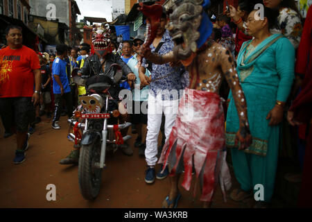 Katmandou, Népal. Août 17, 2019. Un homme masqué sur une moto prend part à une parade lors du festival Ropai à commémorer l'est reparti à Boudhanath Stupa à Katmandou, Népal le Samedi, Août 17, 2019. Credit : Skanda Gautam/ZUMA/Alamy Fil Live News Banque D'Images