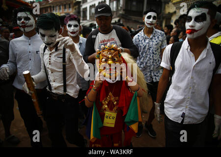 Katmandou, Népal. Août 17, 2019. Les gens qui portent un masque et des atours différents participent à un défilé pendant le festival Ropai à commémorer l'est reparti à Boudhanath Stupa à Katmandou, Népal le Samedi, Août 17, 2019. Credit : Skanda Gautam/ZUMA/Alamy Fil Live News Banque D'Images