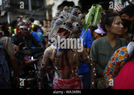 Katmandou, Népal. Août 17, 2019. Une personne portant un masque prend part à une parade lors du festival Ropai à commémorer l'est reparti à Boudhanath Stupa à Katmandou, Népal le Samedi, Août 17, 2019. Credit : Skanda Gautam/ZUMA/Alamy Fil Live News Banque D'Images