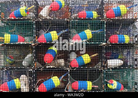 Pile de casiers à homard avec des bouées colorées Banque D'Images